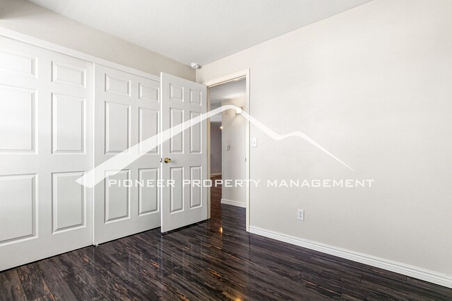 Building Photo - Cozy Condo with Balcony and Washer/Dryer