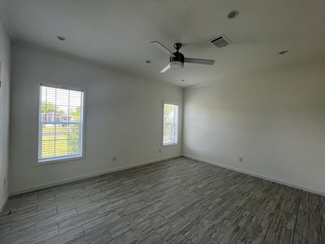 Building Photo - 557 Bimini Cay Cir