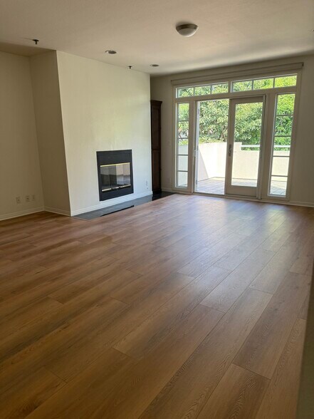 Building Photo - 2222 N Beachwood Dr