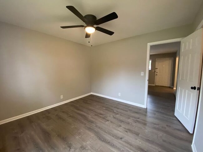 Building Photo - FULLY REMODELED West End Condo!  Convenient to everything!