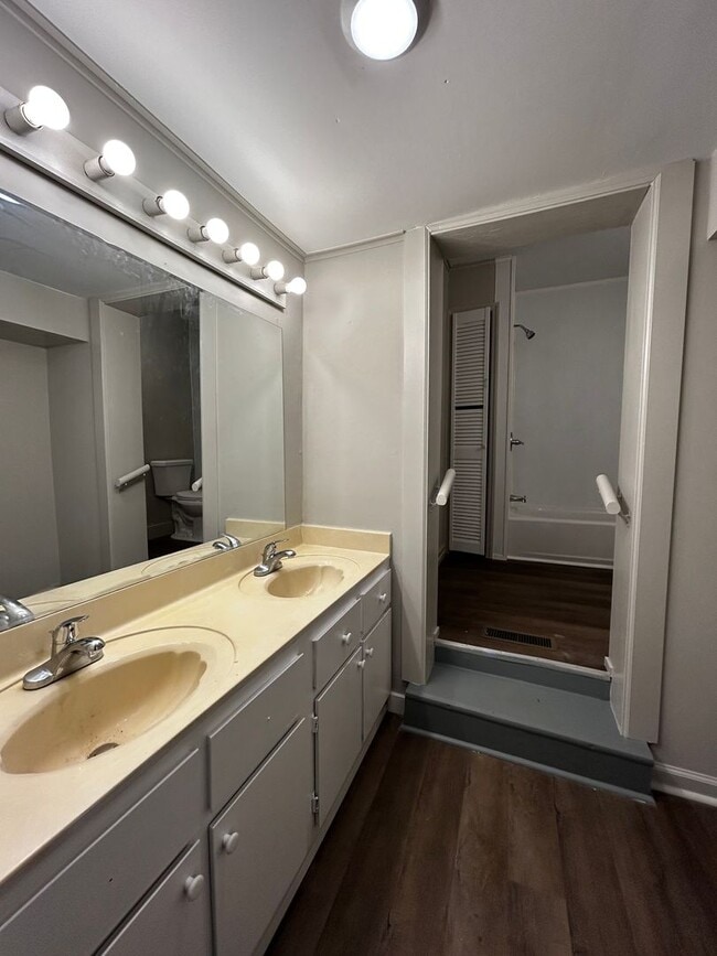 Building Photo - Spacious 4 bed, 2 bath home! Located minut...