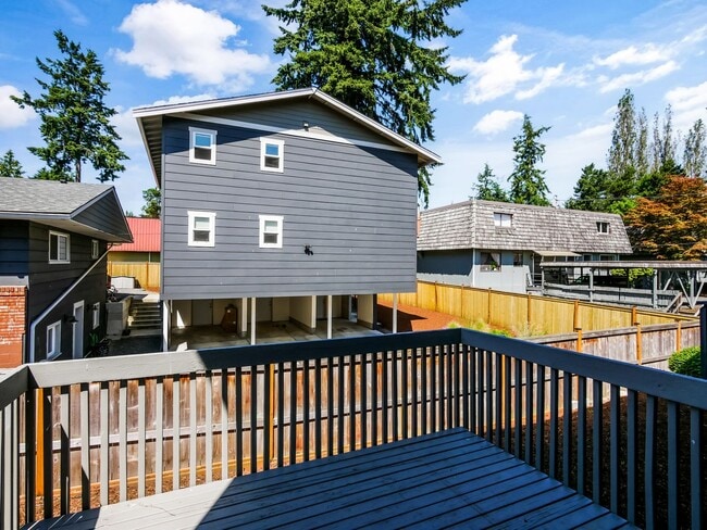 Building Photo - 2 BED & 1.5 BATH DUPLEX FOR RENT