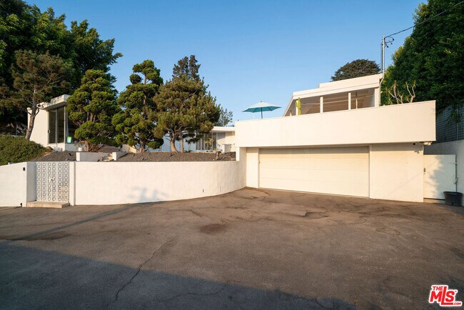 Building Photo - 4575 Dundee Dr
