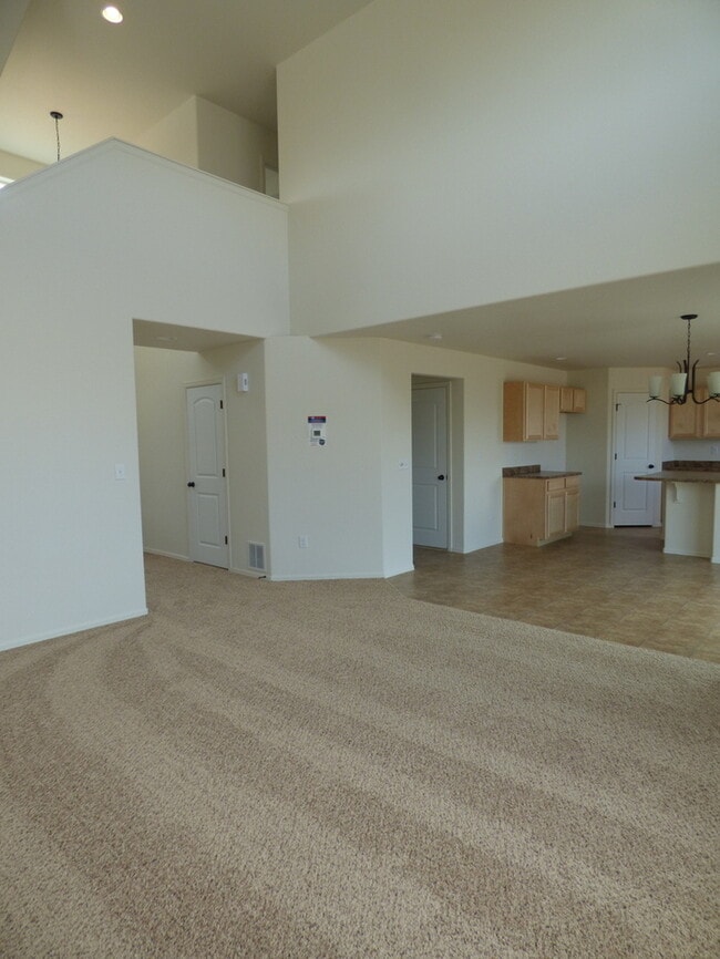 Building Photo - Spacious and Beautiful 3 Bed, 2.5 Bath Hom...