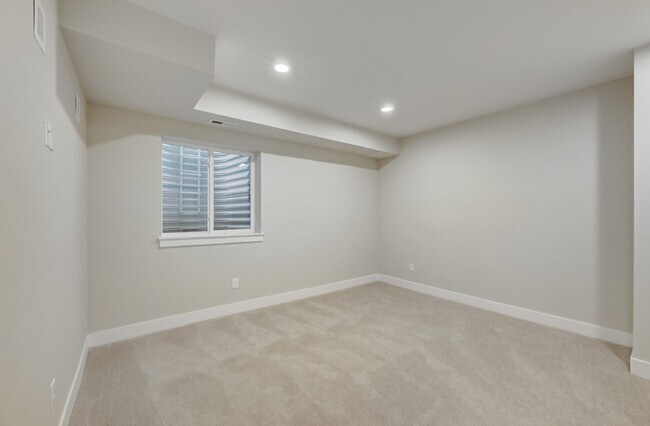 Building Photo - $3,900 - 4 Bed, 3.5 Bath Updated Townhome ...