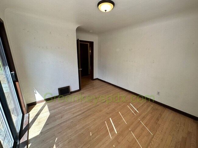 Building Photo - Gorgeous Pet-Friendly 3 Bedroom 1 Bath House