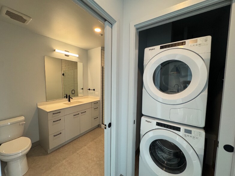 Building Photo - 2131 N Elston Ave