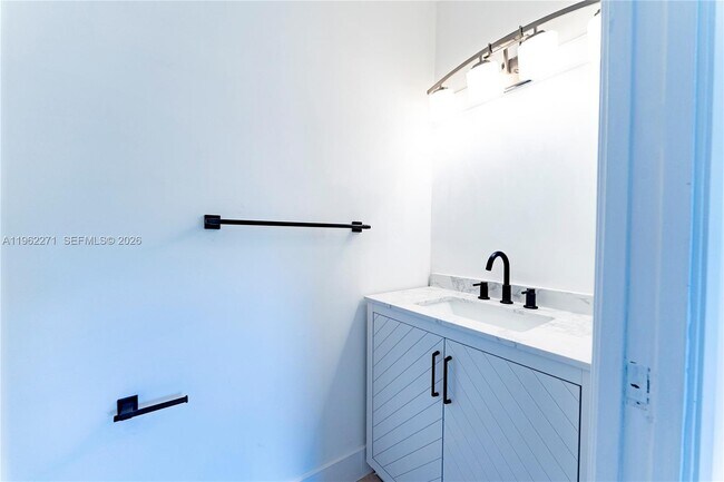 Building Photo - 636 Hibiscus Dr