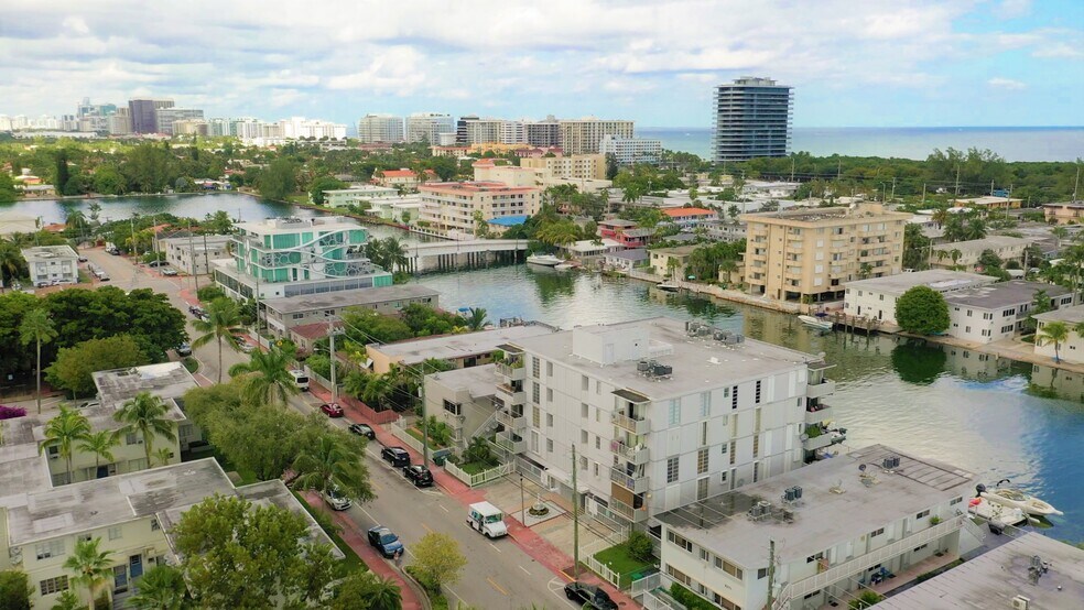 Building Photo - 8305 Crespi Blvd