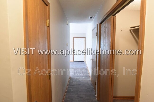Building Photo - 119 SE Greystone Dr