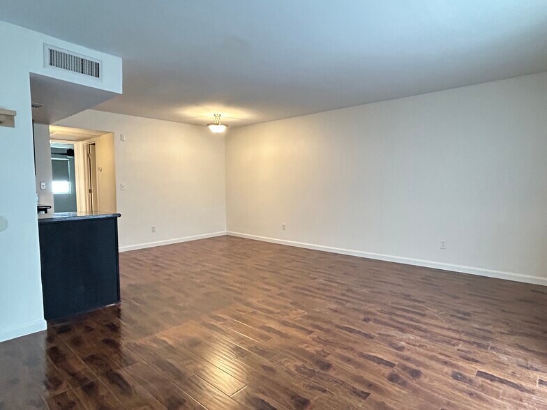 Building Photo - 740 W Elm St