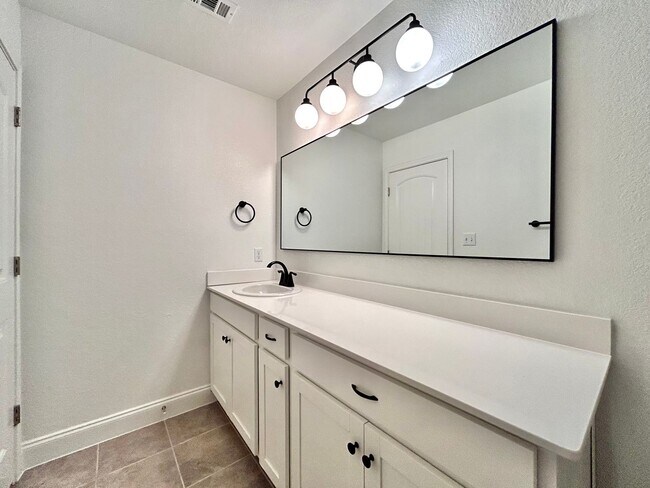 Building Photo - Beautiful and Contemporary 3 BR / 2.5 BA H...