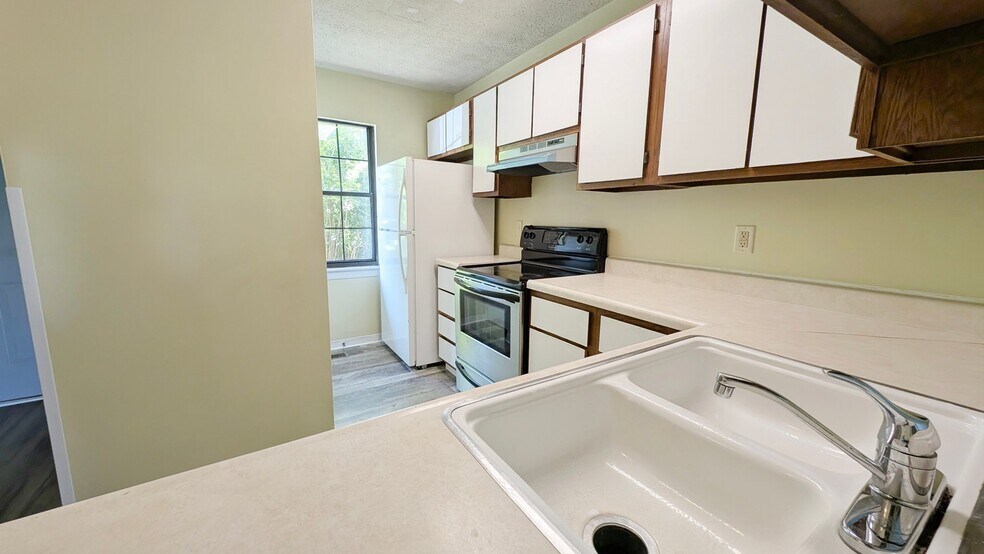 Building Photo - 534 E Graham Pl