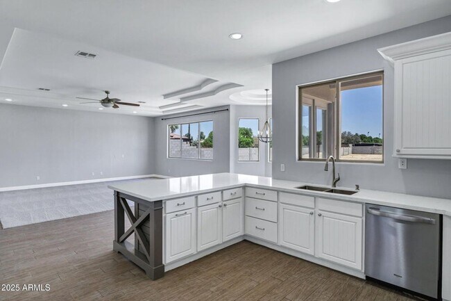 Building Photo - Gilbert 4 Bed & 3 Bath on HUGE LOT - Acre+...