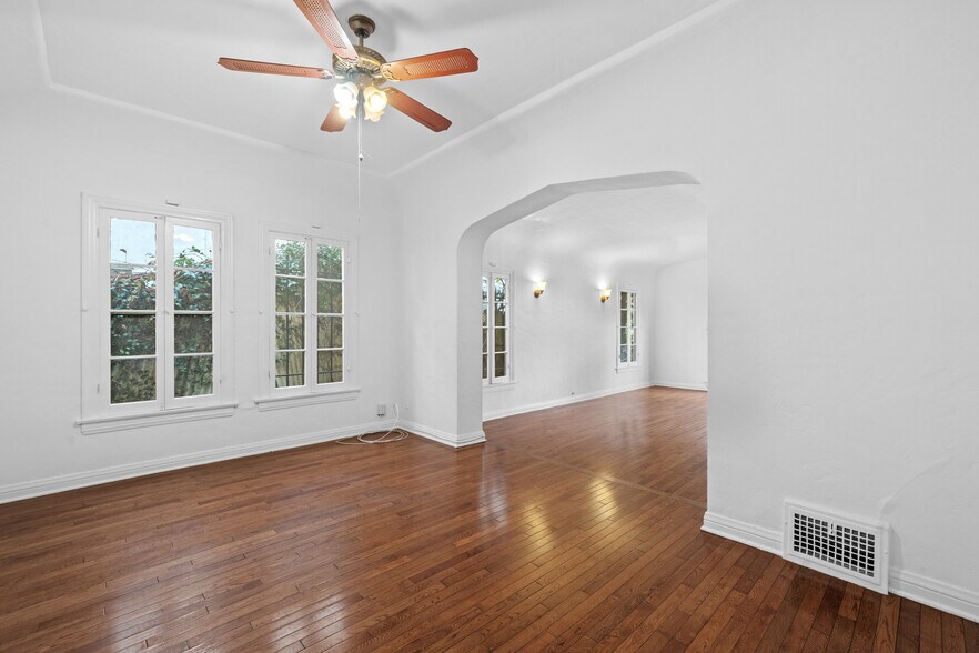 Building Photo - 429 N Gardner St