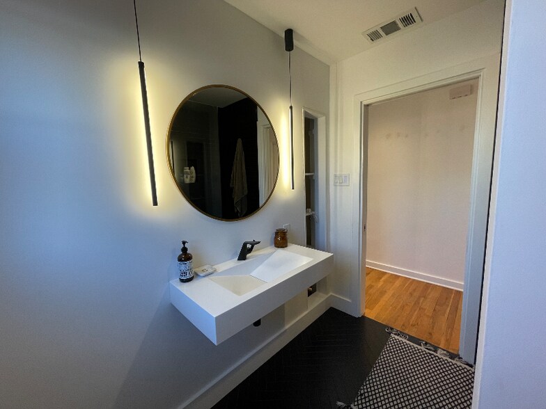 Building Photo - 463 Menker Ave
