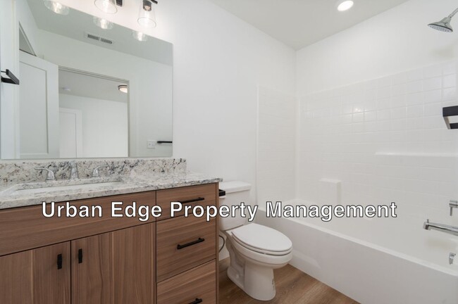 Building Photo - 2 bed 2.5 bath cute row home
