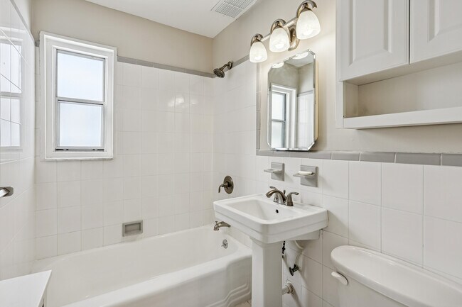 Building Photo - 6A W Roselle Ave