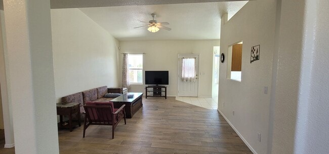 Building Photo - Beautiful 3 bed 2.5 bath home located in the Las Colinas Area!