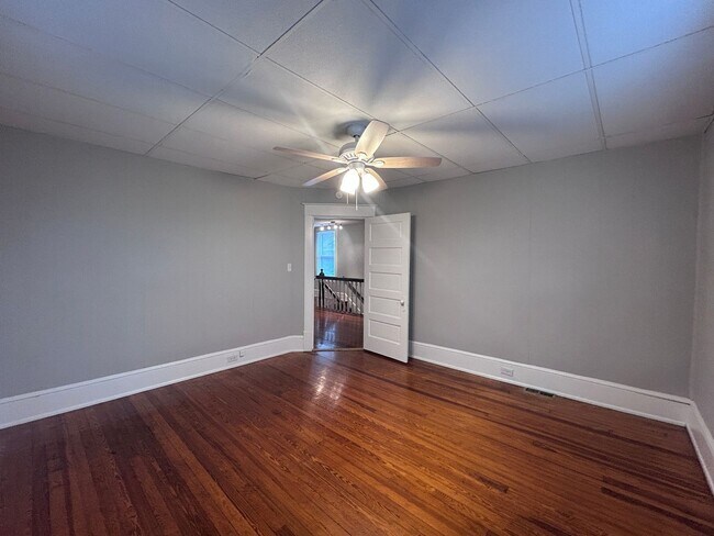 Building Photo - Spacious 3 BR home, Minutes to Medical Cen...