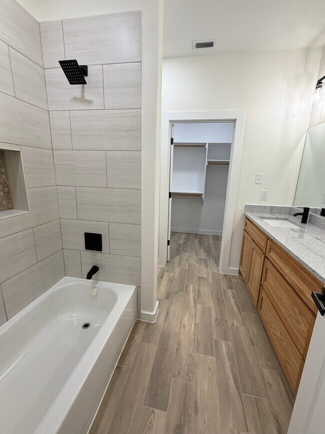 Building Photo - 382 Private Rd