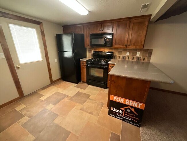 Building Photo - 3 bdrm 3 bath Home 2 car Garage 1.8 Acres Horse property. All Utilities included.