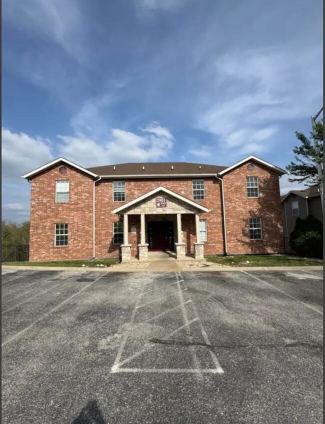 Building Photo - 3 bedroom/2 bath condo unit