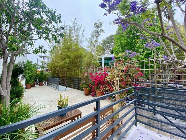 Building Photo - 2500 Abbot Kinney Blvd