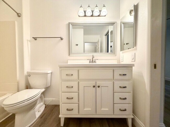 Building Photo - 1 bed, 1 bath Charming Unit in Lake Forest