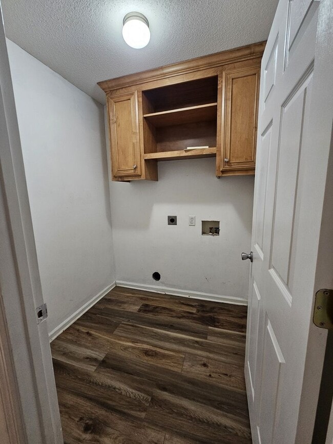 Building Photo - Charm & Convenience