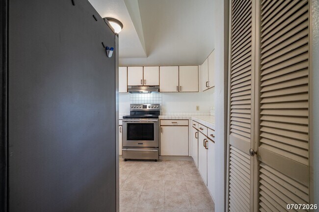 Building Photo - Spacious 3 Bed 2Bath SFM Pets Negotiable- WEST LOCH ESTATES - $3950/month