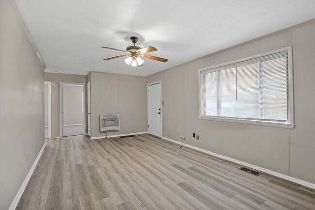 Building Photo - QUAINT 2 Bed, 1 Bath Home in Blue Ridge!!