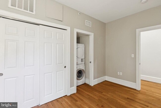 Building Photo - 1955 Locust St