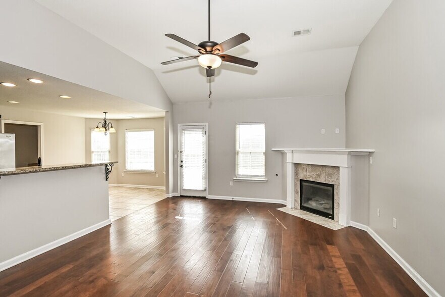 Building Photo - 2867 S Cherry Dr