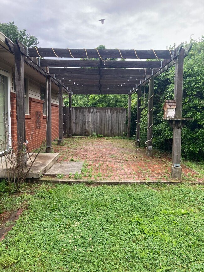 Building Photo - Great 3 Bed 1 Bath Home in South Nashville!