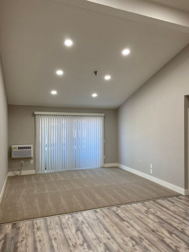 Building Photo - Centrally located 2 bed, 1 bath gated apar...