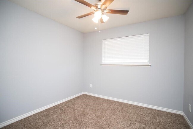 Building Photo - 5821 W Sunforest Dr