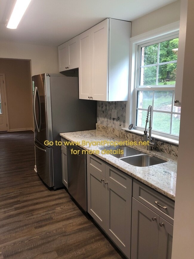 Building Photo - Townhome