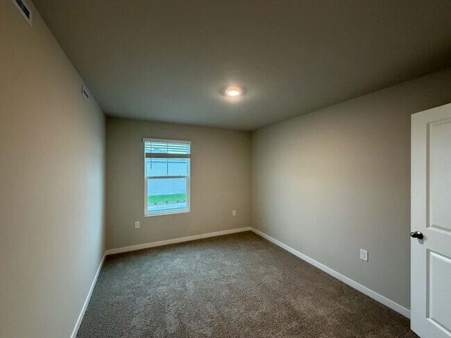Building Photo - 1405 NE 59th Ln