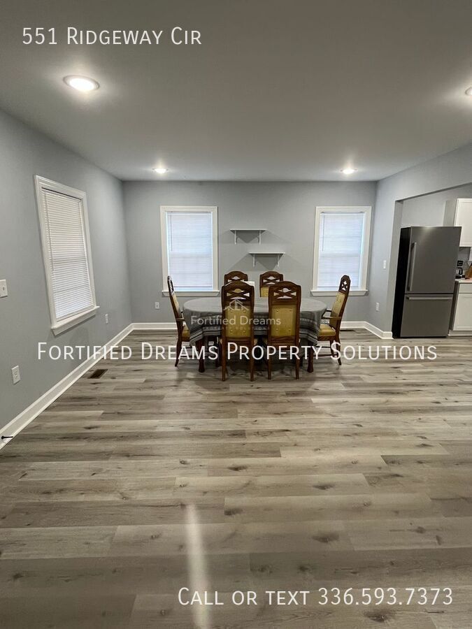 Building Photo - 551 Ridgeway Cir