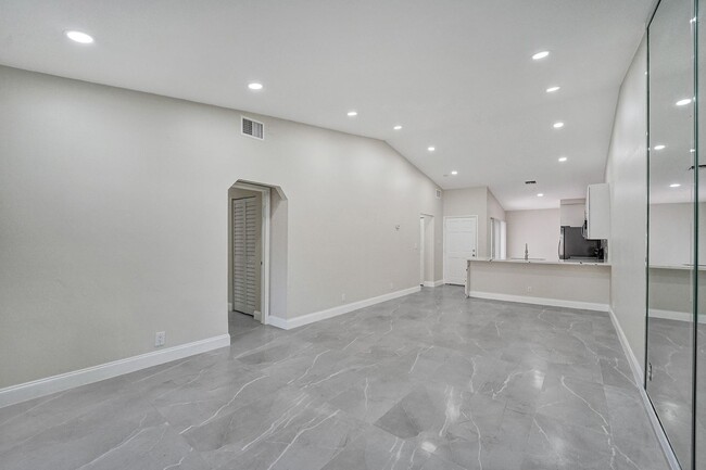 Building Photo - Beautifully Renovated 3BR/2BA Townhome in ...