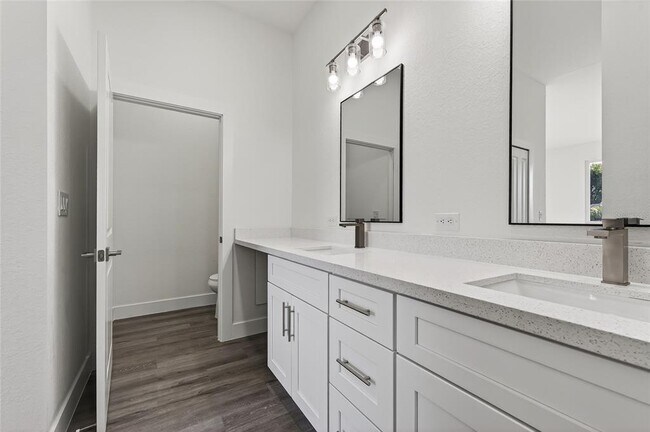 Building Photo - 511 Sweetwater Dr