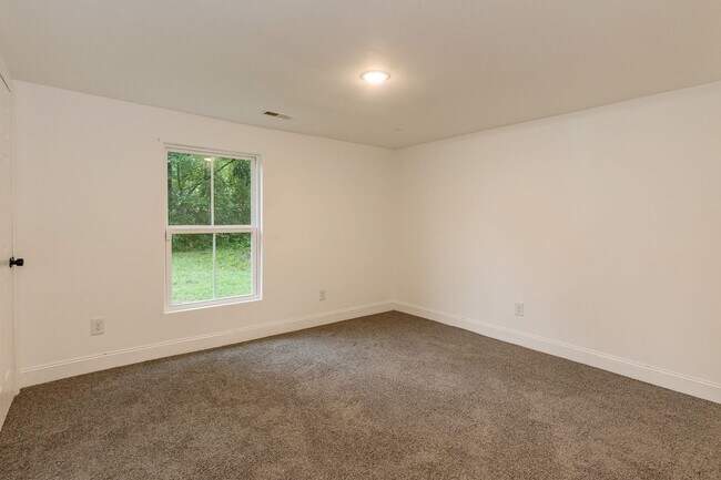 Building Photo - Three Bedroom Home