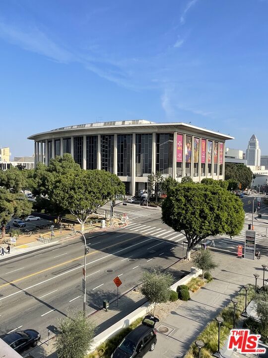 Building Photo - 121 S Hope St