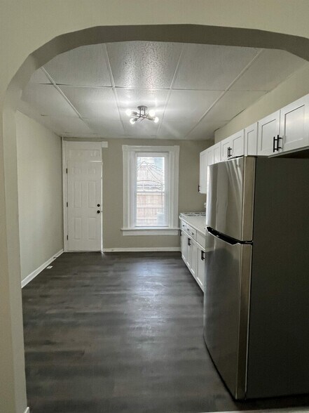 Building Photo - 711 N Streeper St