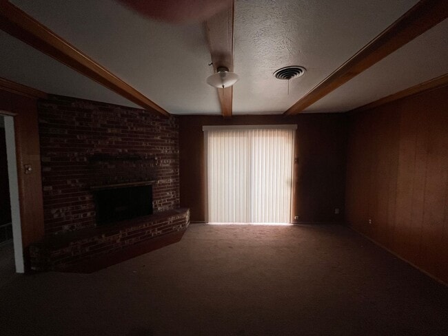 Building Photo - Large home available now!