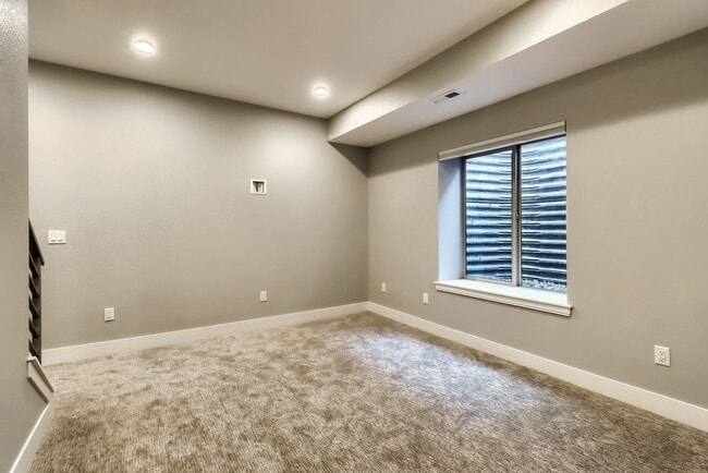 Building Photo - 3 bedroom Townhome + 2 Large Flex Spaces &...