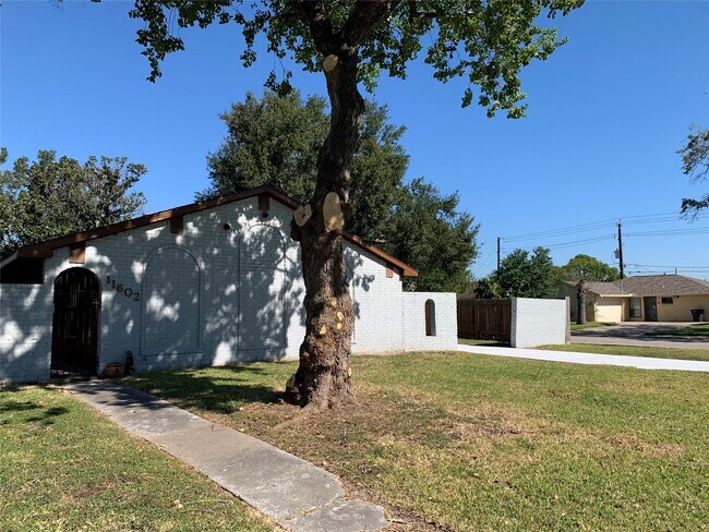 Primary Photo - 11602 Roos Rd