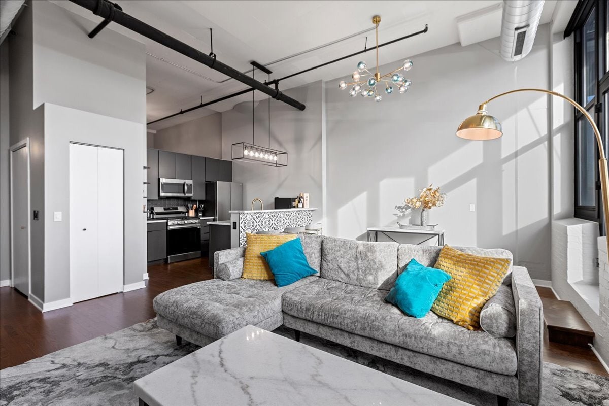 Building Photo - 1224 W Van Buren St