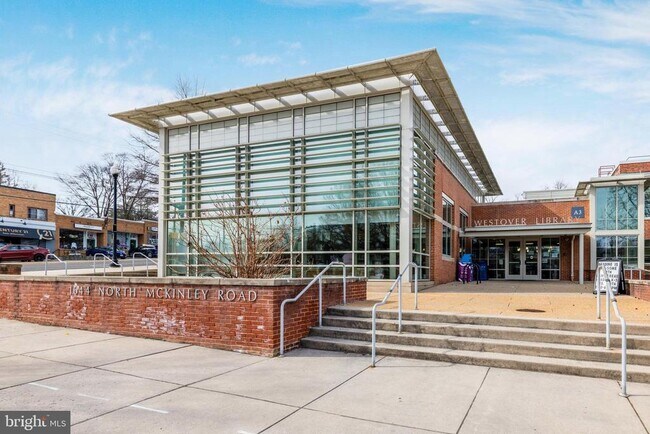 Building Photo - 1709 Patrick Henry Dr